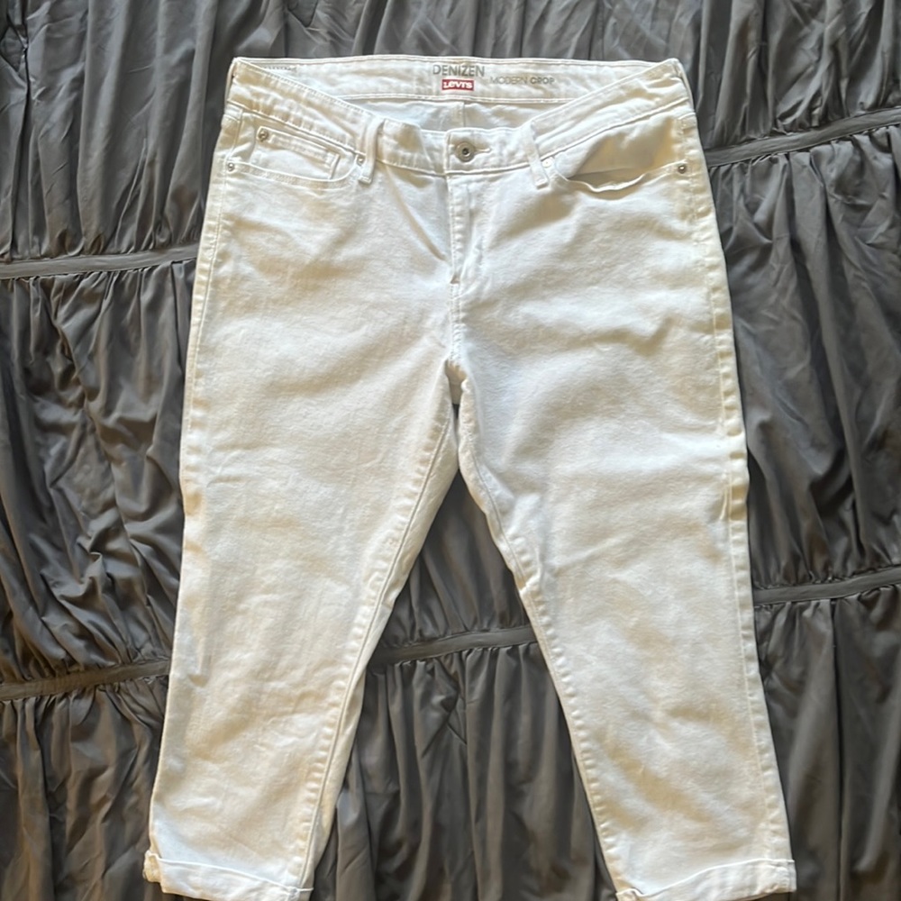 Super cute like new cropped Levi’s